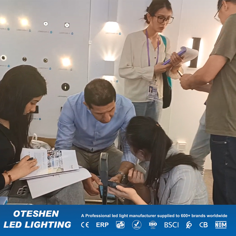 Yudeng Lighting Technology Co., Ltd. fait ses débuts au Canton Fair et se joint aux concessionnaires pour créer un nouvel avenir