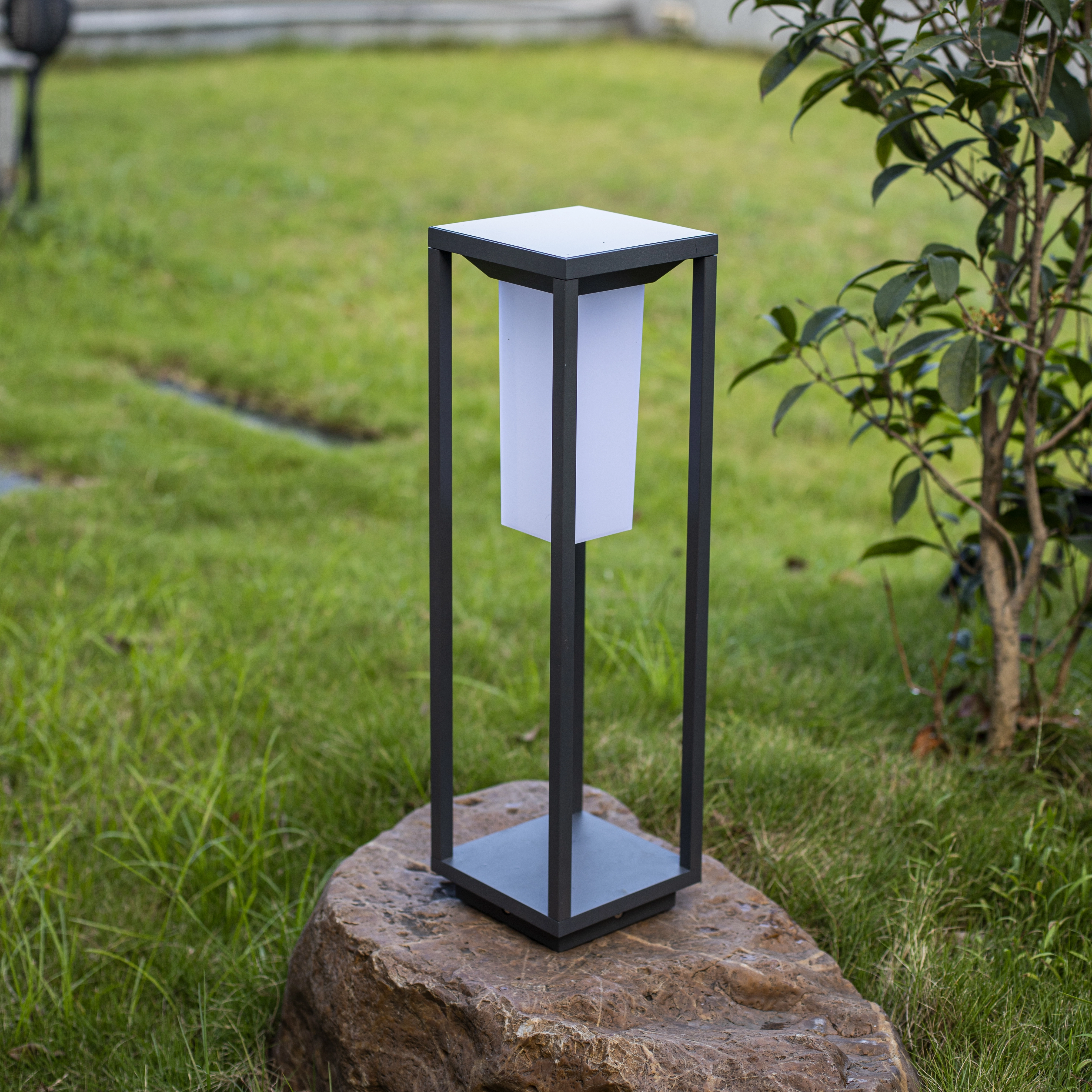 Napelemes l&aacute;mp&aacute;k: K&ouml;rnyezetbar&aacute;t, hat&eacute;kony &eacute;s gazdas&aacute;gos vil&aacute;g&iacute;t&aacute;si megold&aacute;s