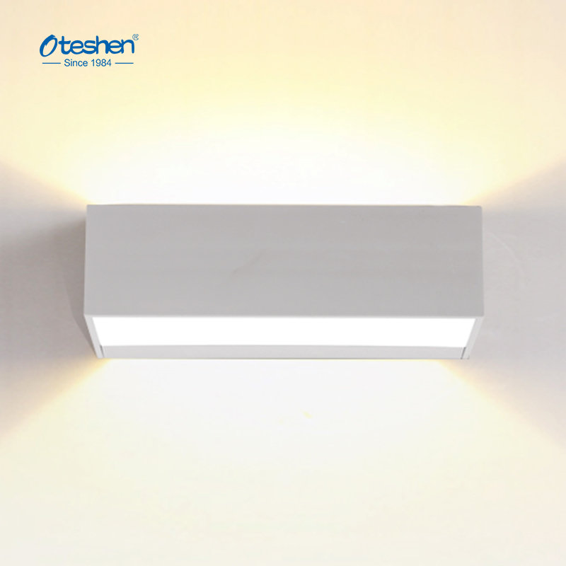 Applique murale LED PC carr&eacute;e longue 12W 90 &deg; IP65, applique murale ext&eacute;rieure &agrave; &eacute;mission lat&eacute;rale unique Oteshen LBD0380-12